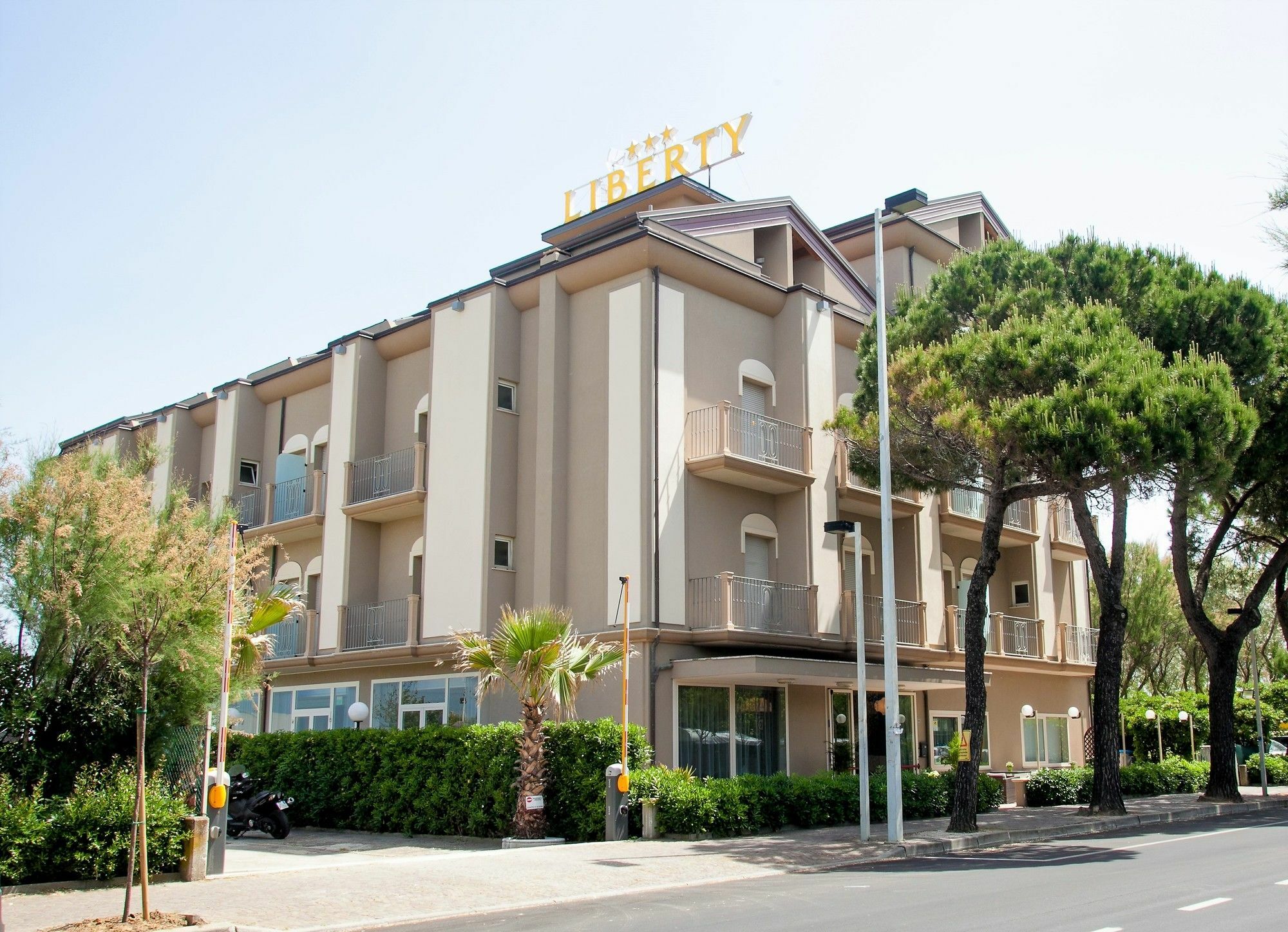 Hotel Liberty Beach - Parking & Beach Included Riccione Exterior foto